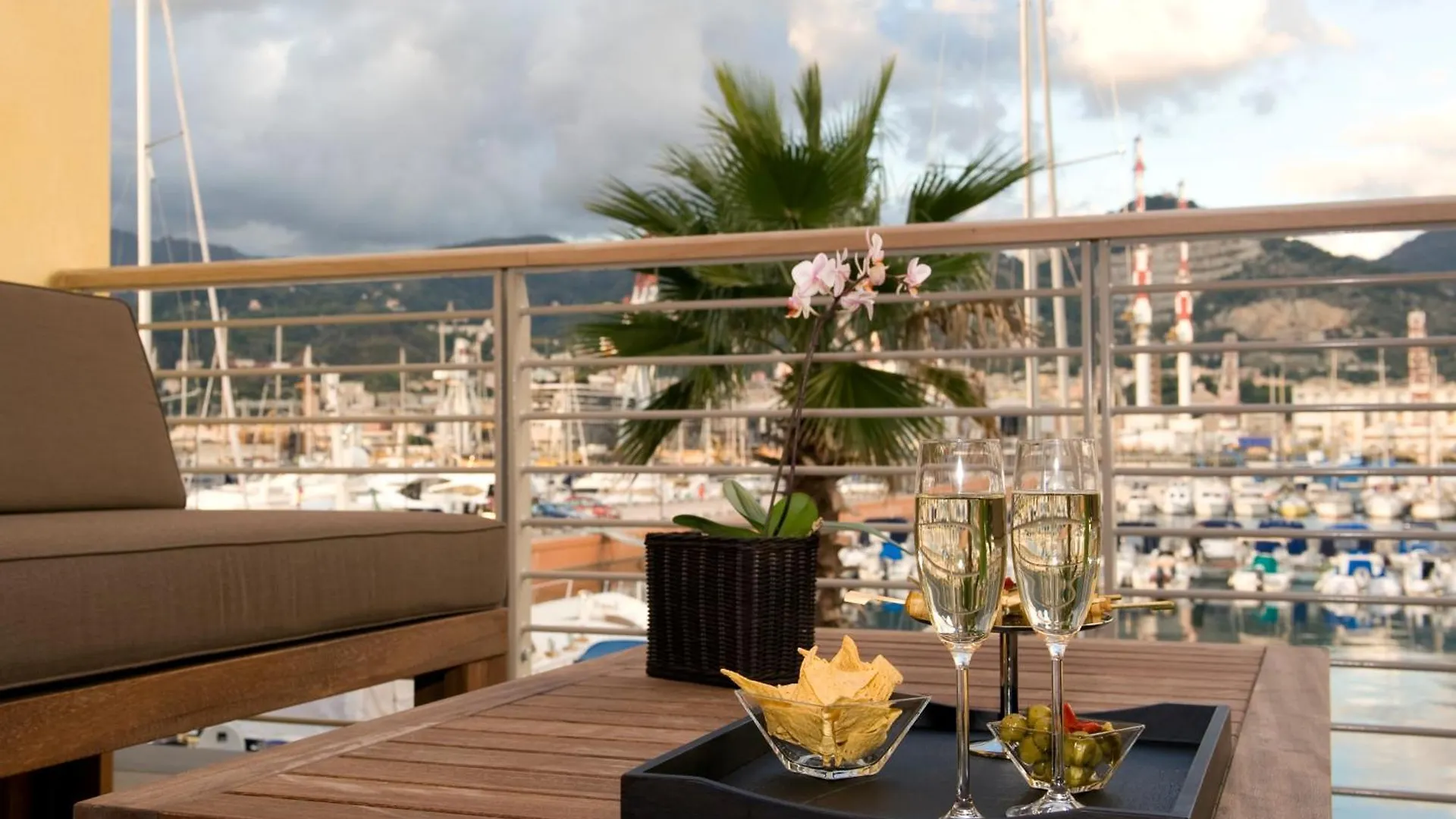 ג'נובה Marina Place Resort מלון